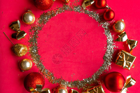 圣诞框架与红色背景上的金色装饰图片