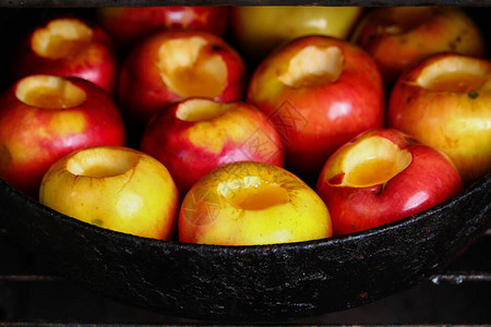 在烤箱中烤苹果的过程做一图片