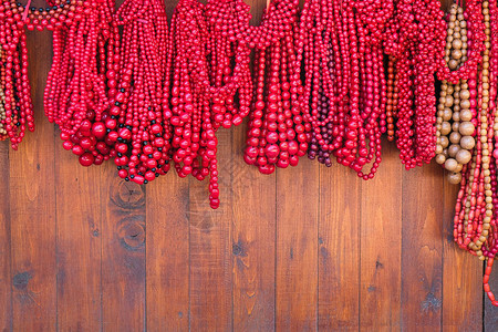 喀尔巴阡山的民间手工艺品红项链在木质表背景图片
