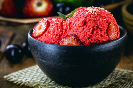 素食草莓冰淇淋红冰淇淋加水果用手工图片