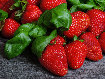草莓和Basil产品的正确组合减图片