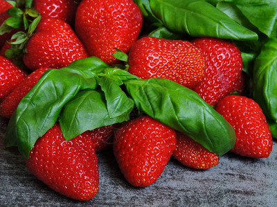 草莓和Basil产品的正确组合减图片