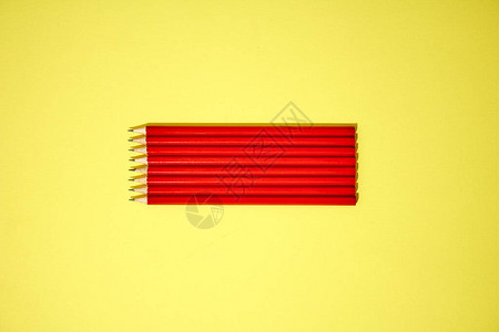 一张红色铅笔的工作室照片图片