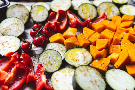 来自不同蔬菜的健康排毒晚餐图片