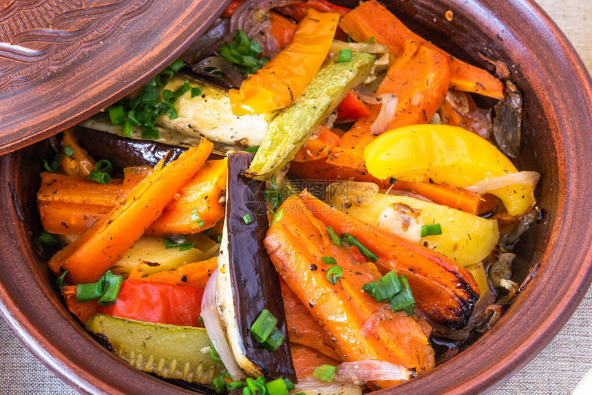 素食菜自制tajine或tagine配土豆茄子西葫芦和胡椒图片