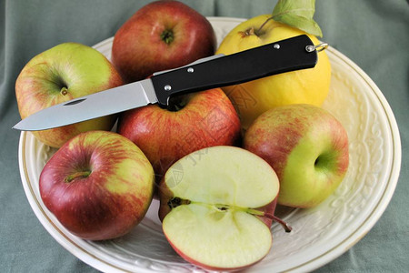 易卖刀和新鲜有机成熟苹果天然图片