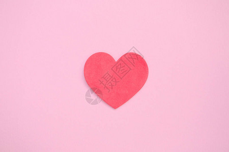 从上向下仰望以粉红色背景的单一红心形状复制空间在情人节浪漫喜图片