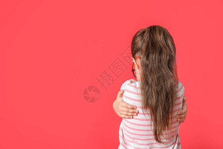 患有自闭症的悲哀小女孩在颜图片
