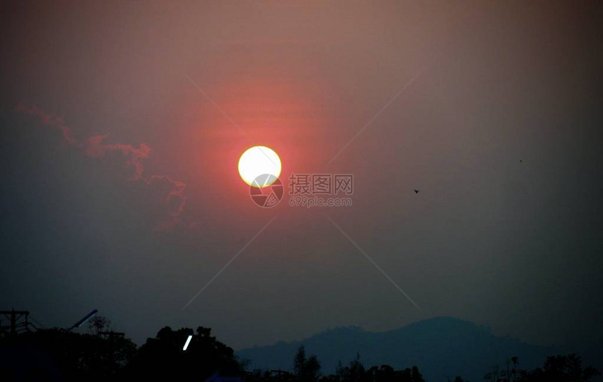泰国北部群山之上的全圆日落图片