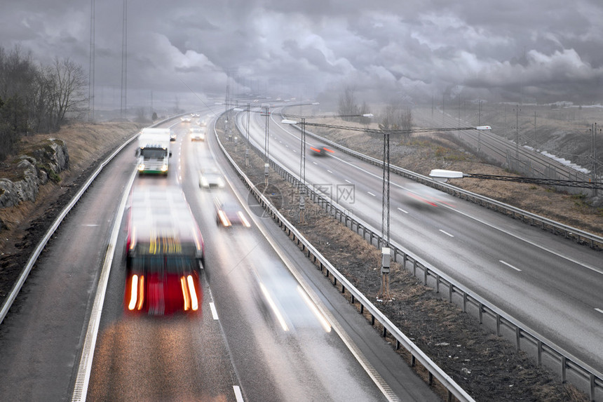 大雾雨天高速公路上的交通图片