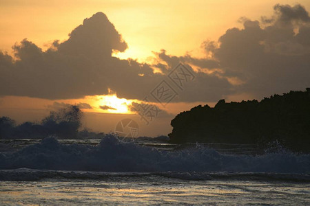 美丽的日出和戏剧乌云超过猛烈的波浪在赛班图片