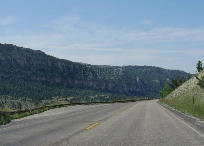 穿过怀俄明州比格霍恩山脉的铺砌道路图片
