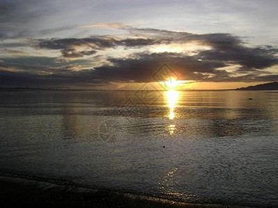 金色日落在菲律宾南部的达沃东方水域图片