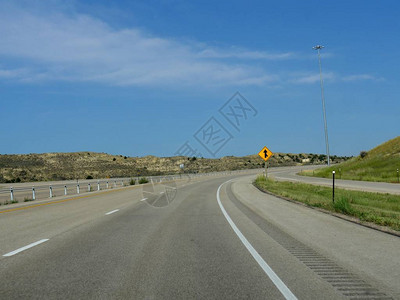 在通往怀俄明州布法罗市的路上铺有道路标志的蜿蜒曲折的道路图片