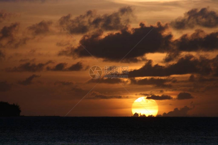 令人惊异的景象一个巨大的圆日太阳开始落到地平线上环图片