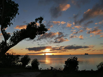 北马里亚纳群岛塞班岛钓鱼基地的热带日落景色背景图片