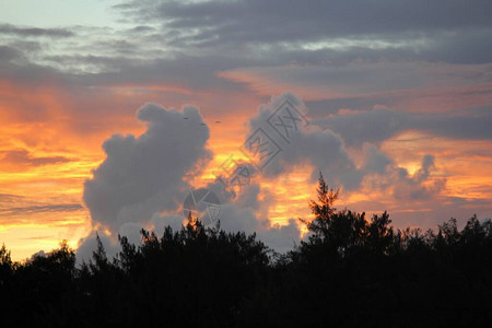日落时剧烈的云层和火红的天空图片