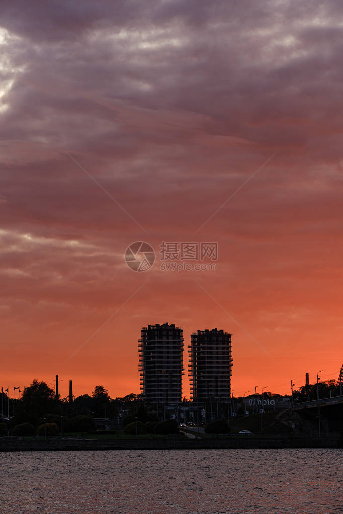 拉托维亚市里加市的全景首都拉托维亚在黄昏红日图片