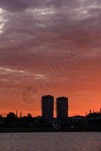 拉托维亚市里加市的全景首都拉托维亚在黄昏红日背景图片