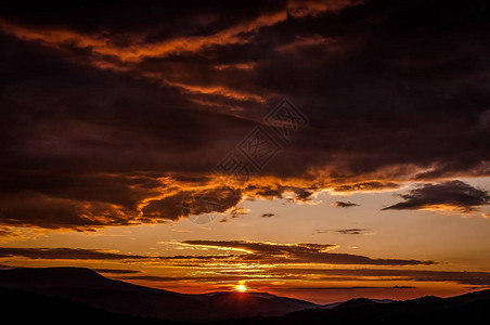喀尔巴阡山脉的美丽日落背景图片