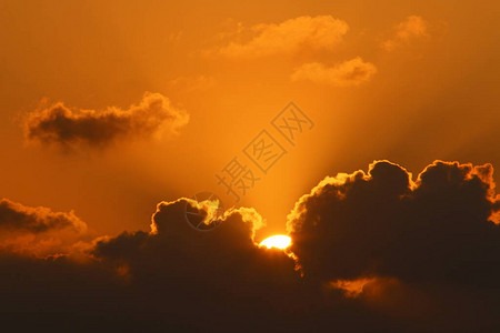 日落在以色列北部阴云的天空上图片