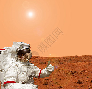 宇航员在行星火上行走图片