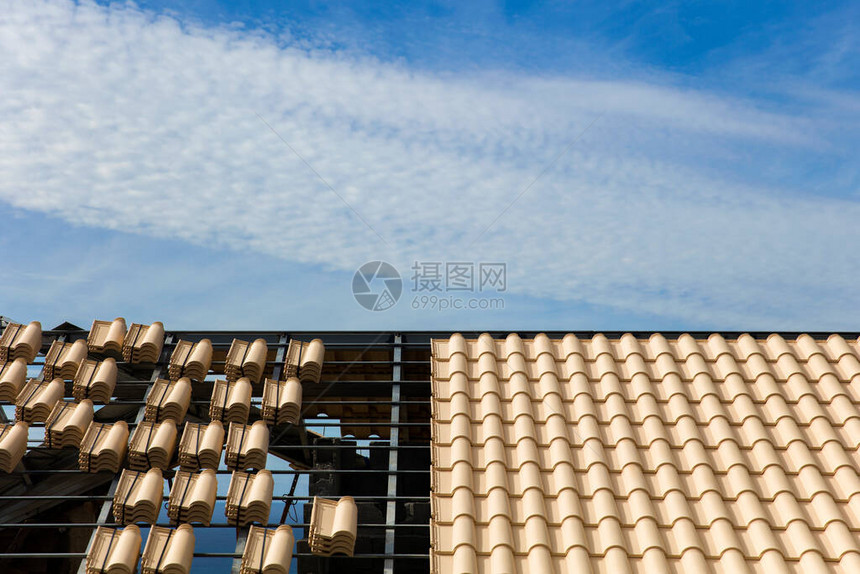 房子屋顶瓦片安装的特写镜头图片