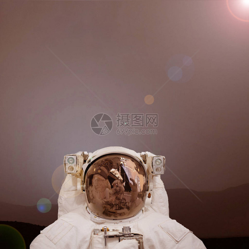 宇宙航员在日出时在火星上摆布图片