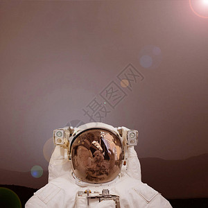 宇宙航员在日出时在火星上摆布图片