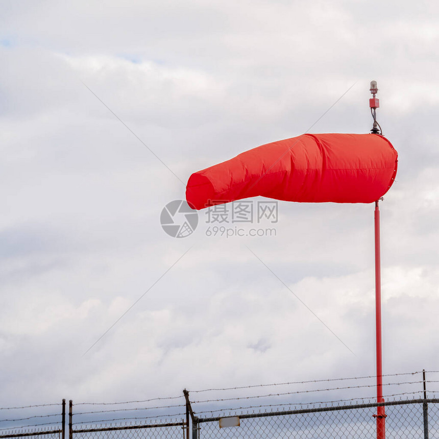 广场红风袜在机场吹风时暴风多云的一天被图片