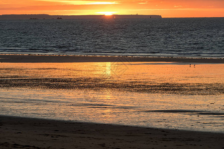 法国布列塔尼圣马洛海滩的美丽日落景观图片