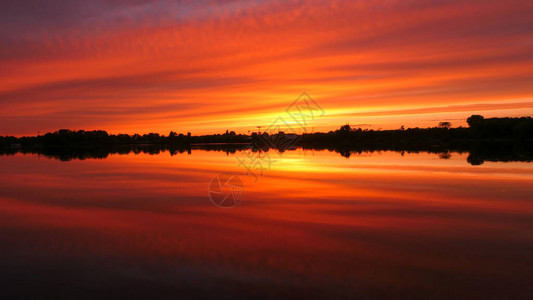 日出时湖中天空的对称云倒映在水面上海边的假日景观安静轻松的场景与美图片