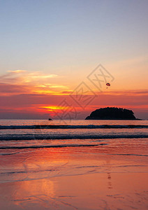 在泰国的散航中日落时太阳在海面下落背景图片