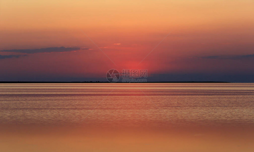 海上夜景日落后看海图片