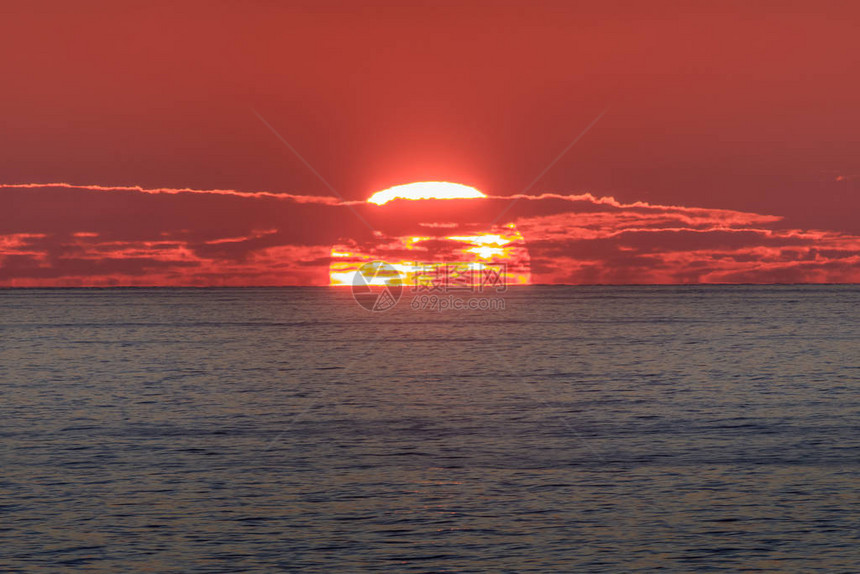 波斯湾海上美丽的日出图片