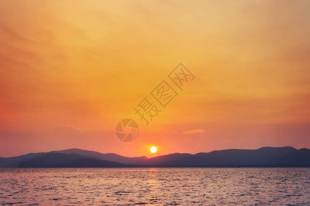 海岸浪地平线的日落景图片