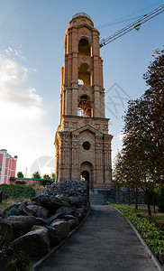 夏日在东正教修道院领土上建造红砖钟塔的建筑工事图片