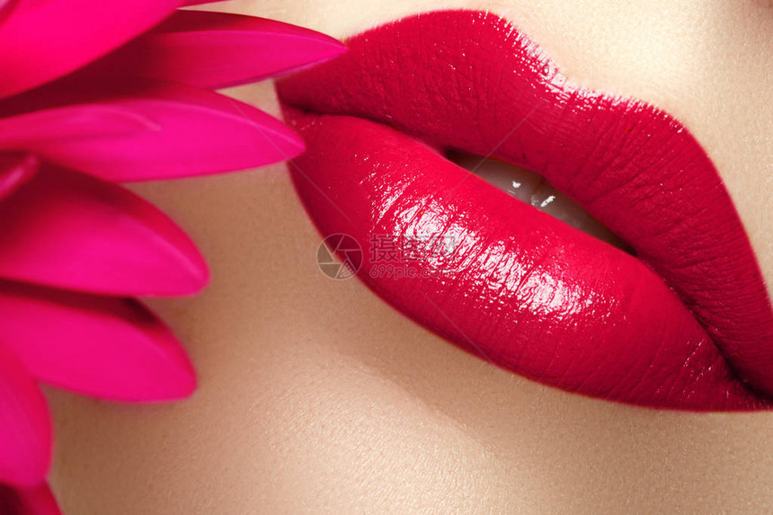 美容和水疗沙龙美丽感红唇的特写镜头漂亮的丰满嘴唇图片