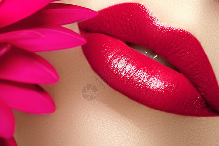 美容和水疗沙龙美丽感红唇的特写镜头漂亮的丰满嘴唇图片