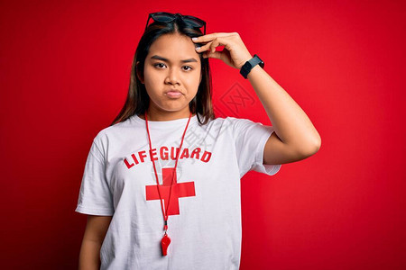 年轻亚洲女救生员身穿红色十字的T恤短袖圆领汗衫图片