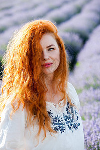 一个长卷发红美女的夏天肖像长头发的女人欧洲女孩在图片