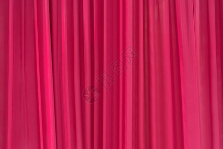 红窗帘在舒适的房间里为图片