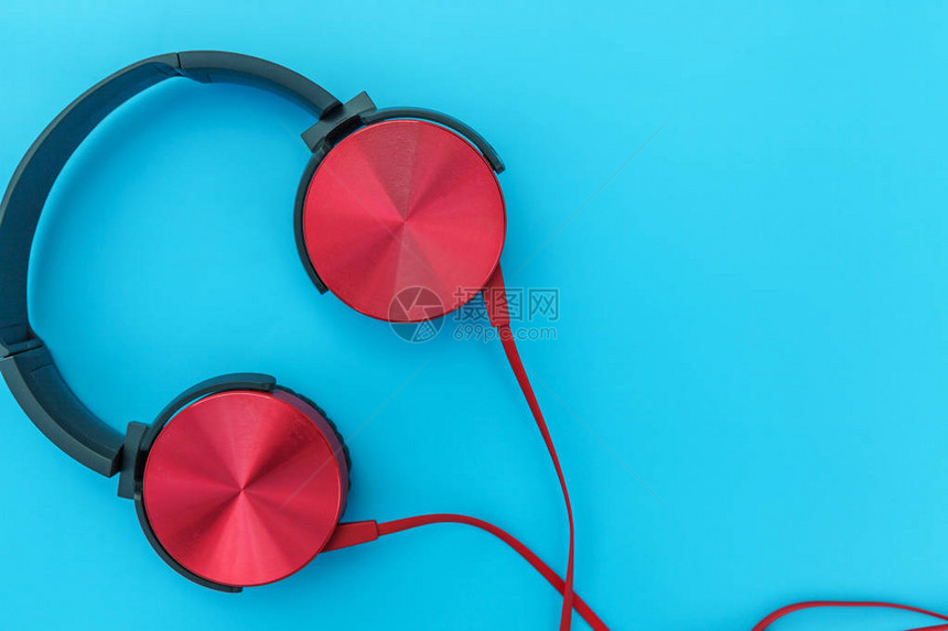 绿松石蓝色背景上的红色耳机带有复制空间的耳机的极简主义简单照片红色dj耳机与电缆隔离在柔和的彩色背景上图片