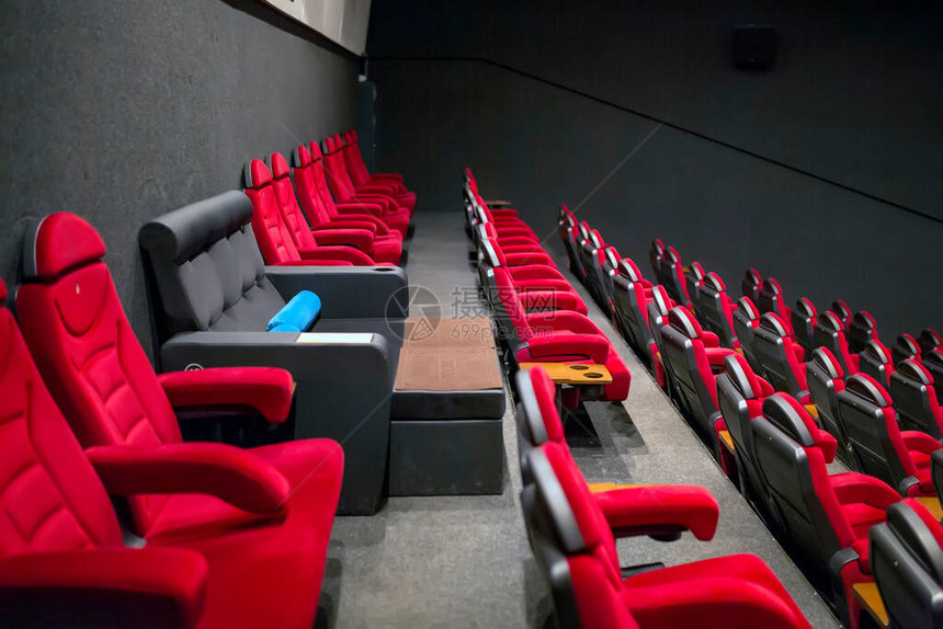 红色软椅间空的电影院图片