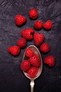 新鲜的草莓和勺子图片