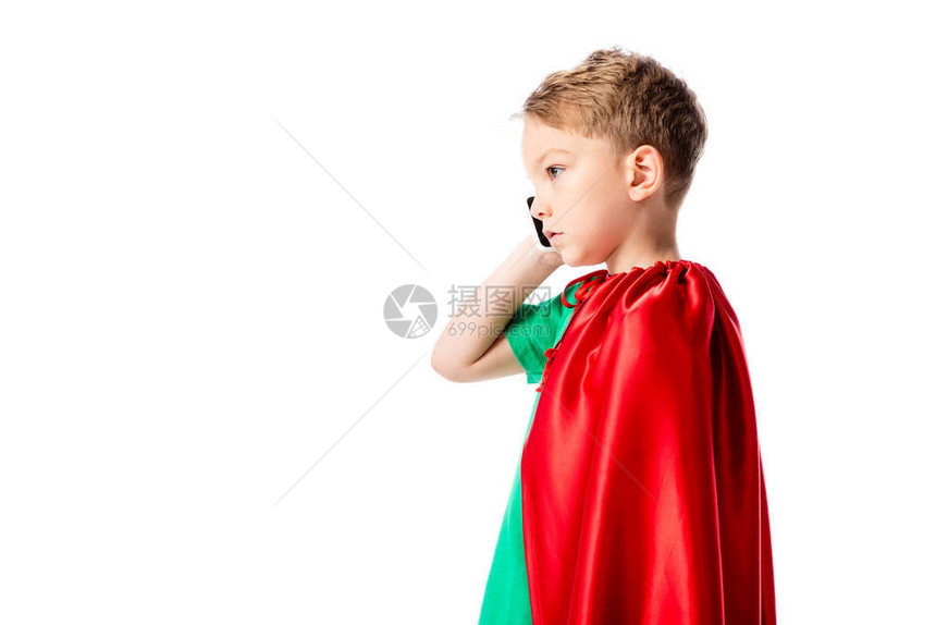 严肃的学龄前男孩身穿红色英雄斗篷图片