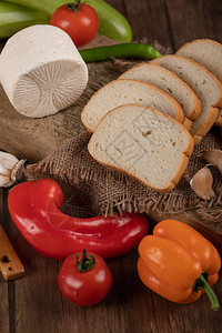 奶酪面包和西红柿配辣椒图片