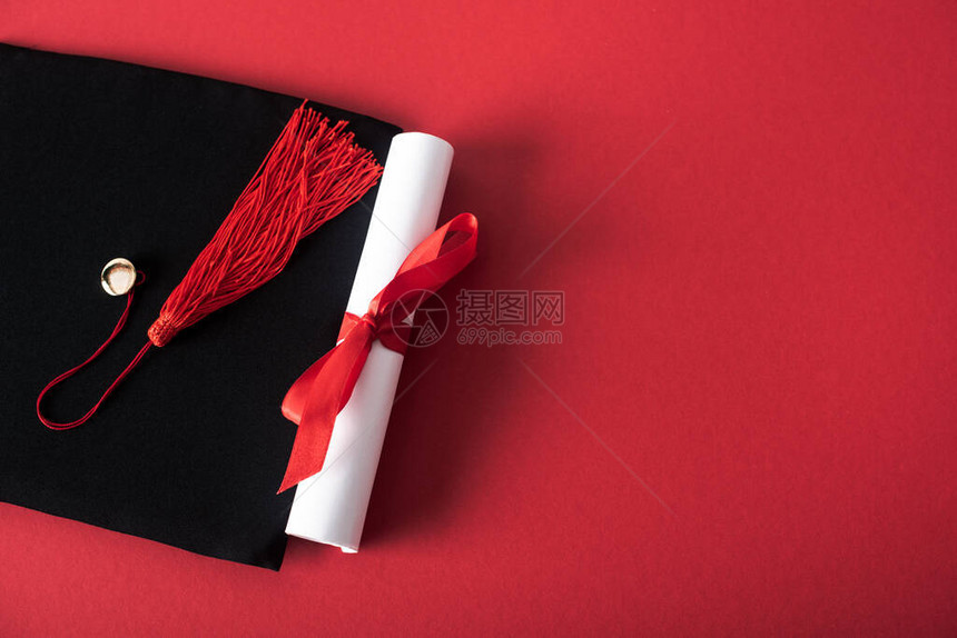 优美的弓首和毕业帽子红底有的毕业图片