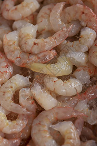 鱼市场上的新鲜冷冻虾海产食品图片