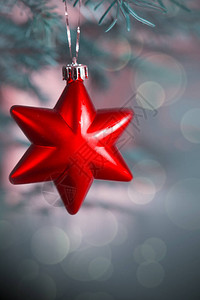 与孤立的红星的圣诞树高清图片